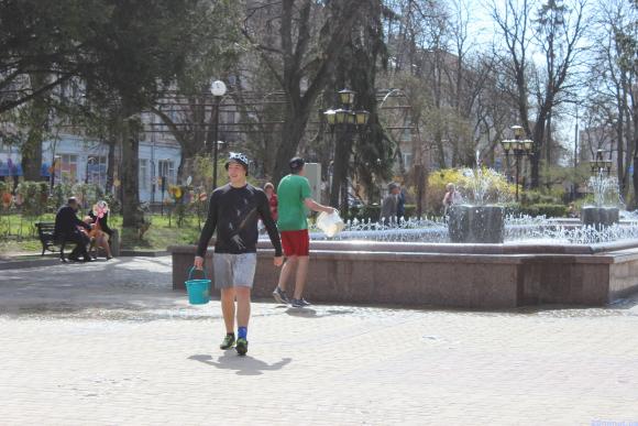 Фото дня: у Центрі міста обливаються, фото №1 на сайті 20minut.ua