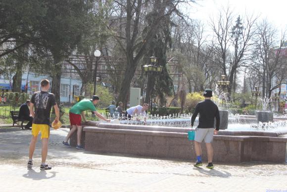 Фото дня: у Центрі міста обливаються, фото №2 на сайті 20minut.ua